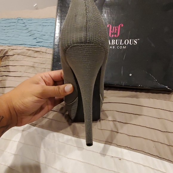 Shoes - Picture 3 of 4